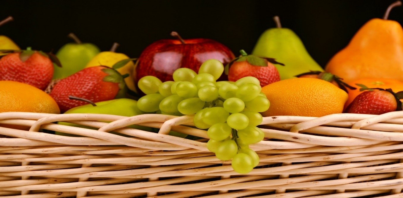Košík s rôznorodým ovocím pomáhajúci detoxikácii